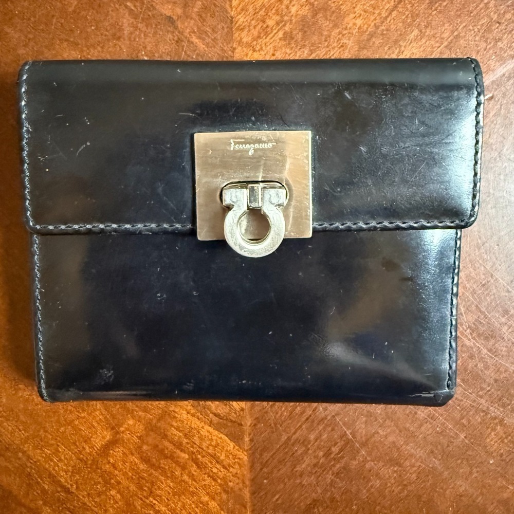 SALVATORE FERRAGAMO Vintage Black Leather Bifold Wallet Gancini Clasp AUTHENTIC‎